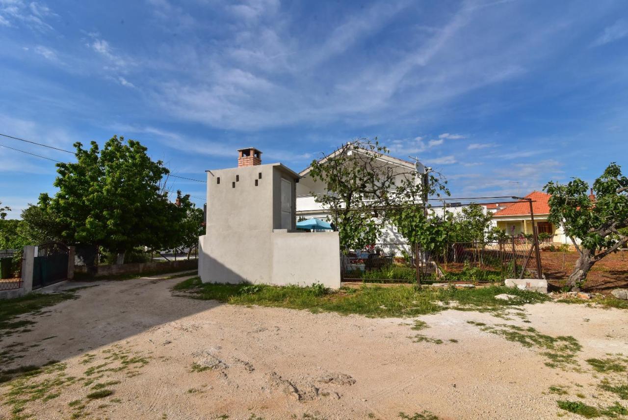 Nena Apartment Sukosan Luaran gambar