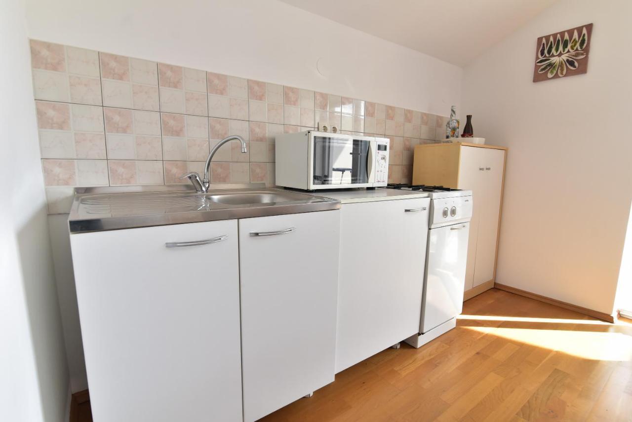Nena Apartment Sukosan Luaran gambar