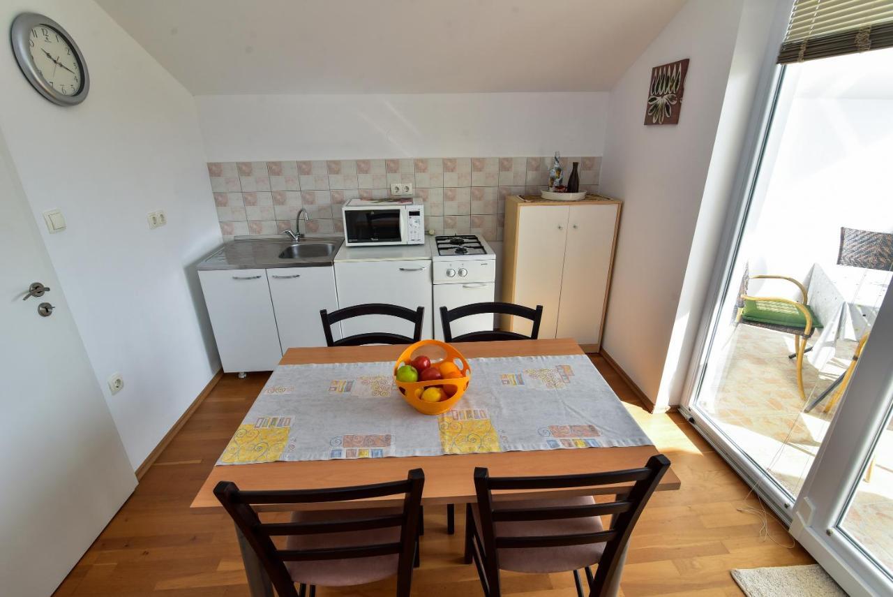 Nena Apartment Sukosan Luaran gambar