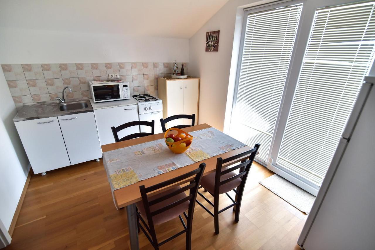Nena Apartment Sukosan Luaran gambar