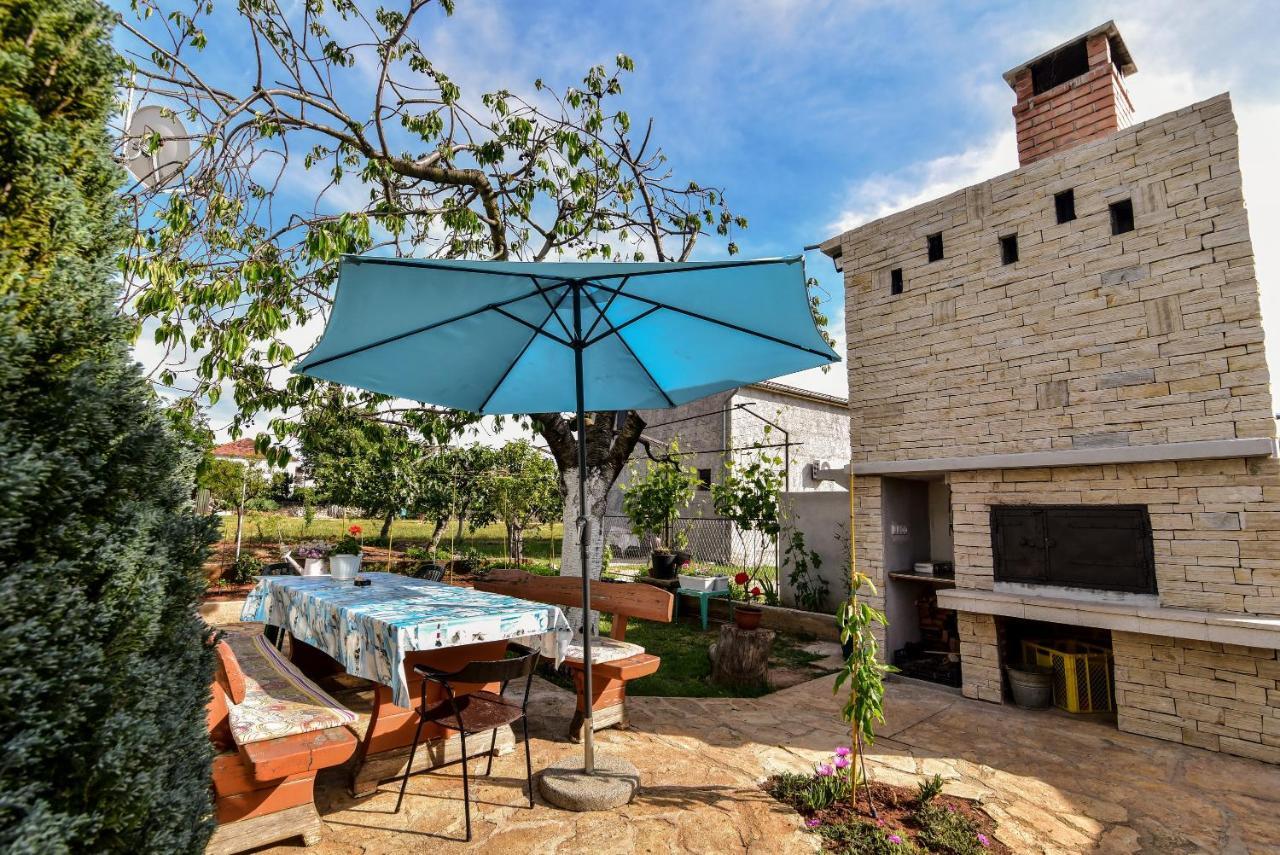 Nena Apartment Sukosan Luaran gambar