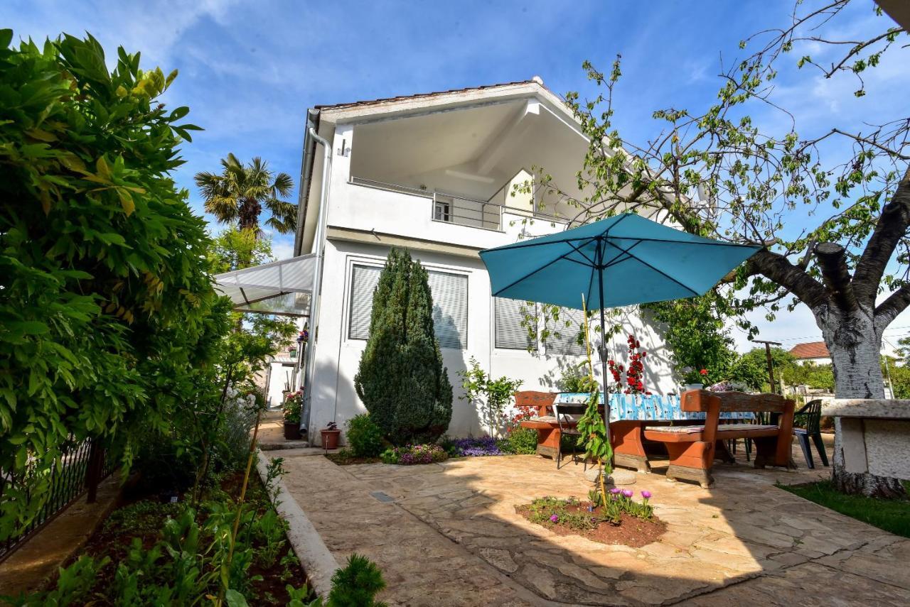 Nena Apartment Sukosan Luaran gambar